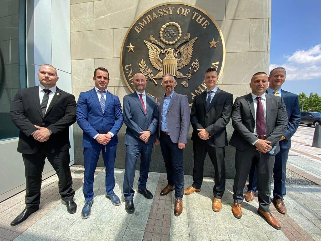 Atak nożownika na ambasadę Izraela w Belgradzie. Napastnik nie żyje Atak nożownika na ambasadę Izraela w Belgradzie. Napastnik nie żyje